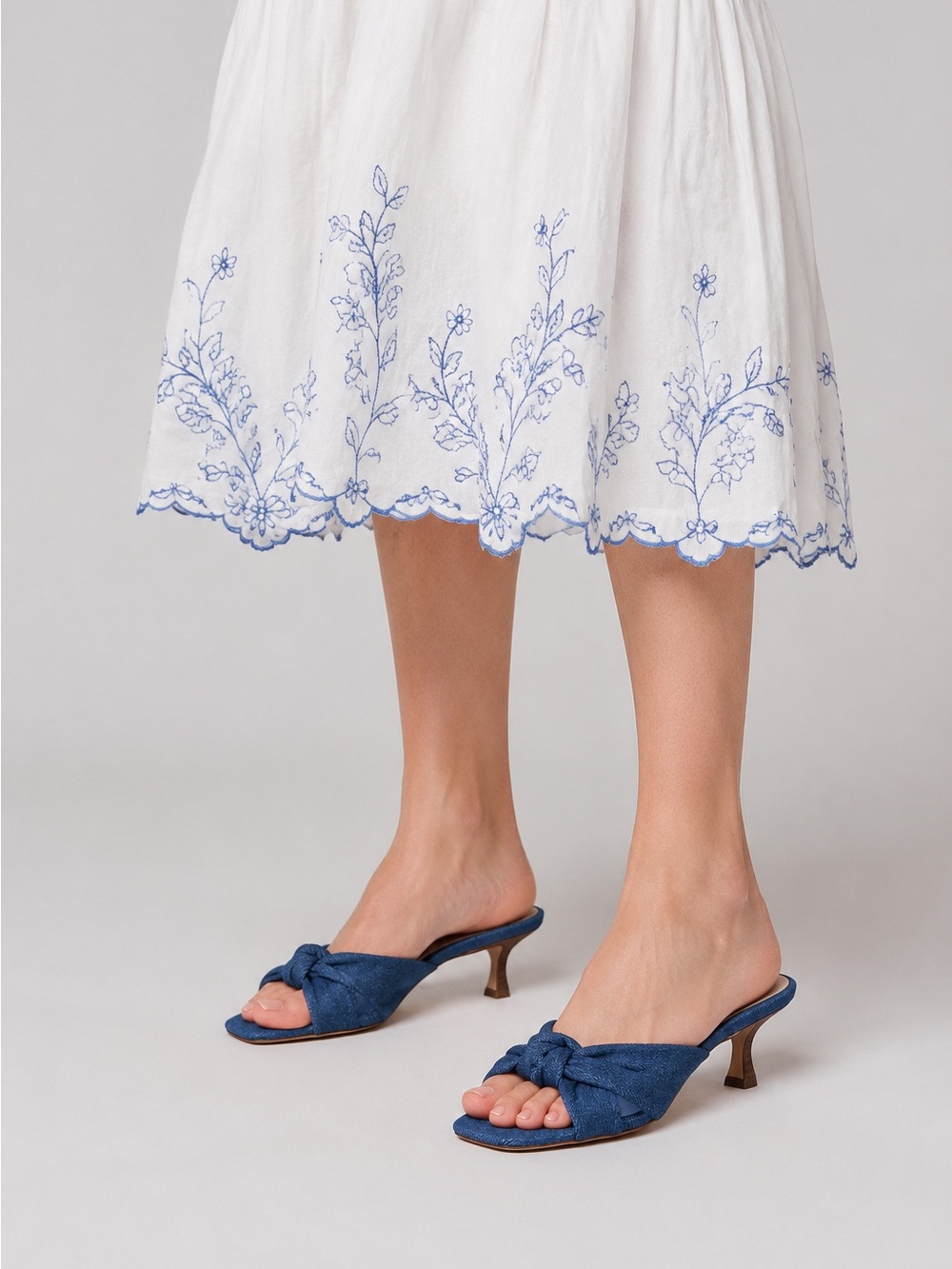Ann Taylor Denim Blue Knotted Kitten Heel Mule Sandals Size 9